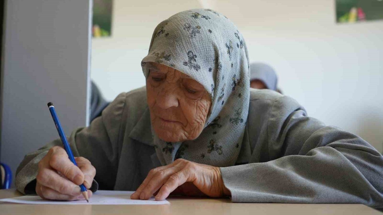 Torun sahibi ninelerin okumayı öğrenme azimleri imrendiriyor