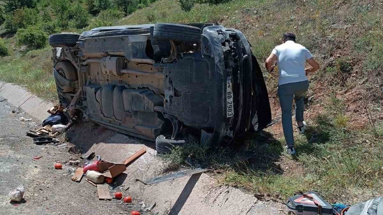 Hafif ticari araç menfeze çarpıp takla attı: 3 yaralı