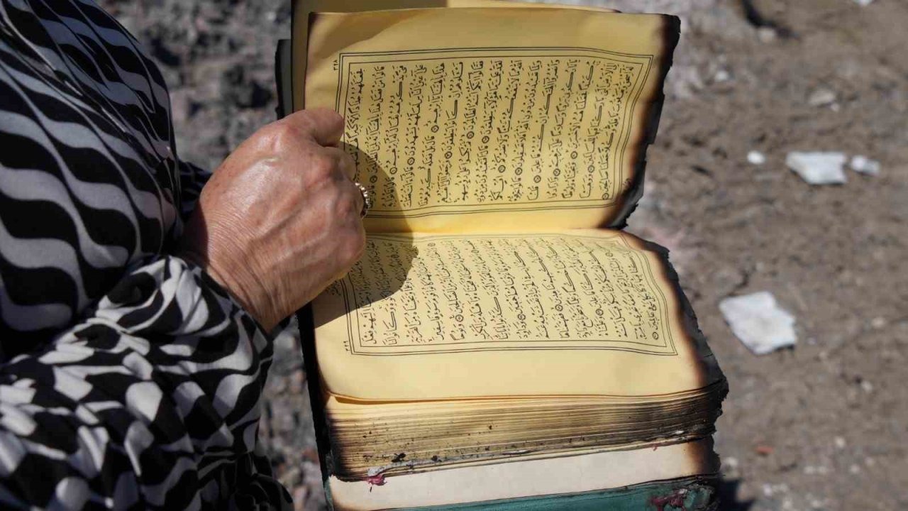Kül olan evlerinden kalan tek şey Kur’an-ı Kerim