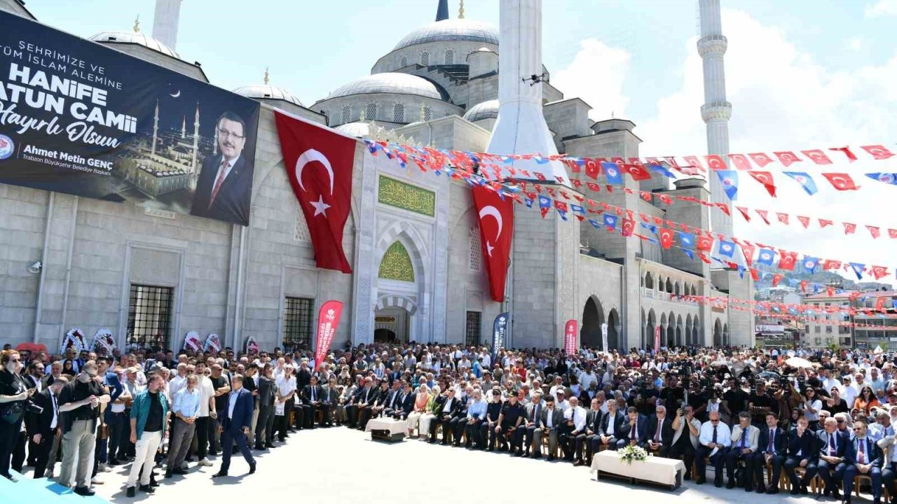Doğu Karadeniz’in en büyük camisi Hanife Hatun Camii ibadete açıldı