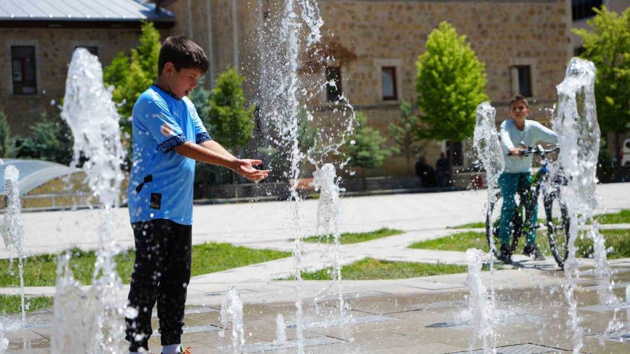Herkes bir şekilde serinleme derdinde