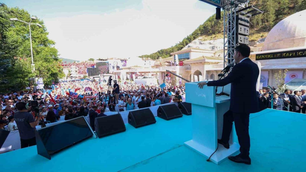 Bakan Kurum: "bir yandan deprem bölgesinde 250 bin konutu teslim edip, 453 bin hedefine koşarken, diğer taraftan 81 ilimizde on binlerce projeyi yapabilen büyük ve güçlü bir Türkiye var"
