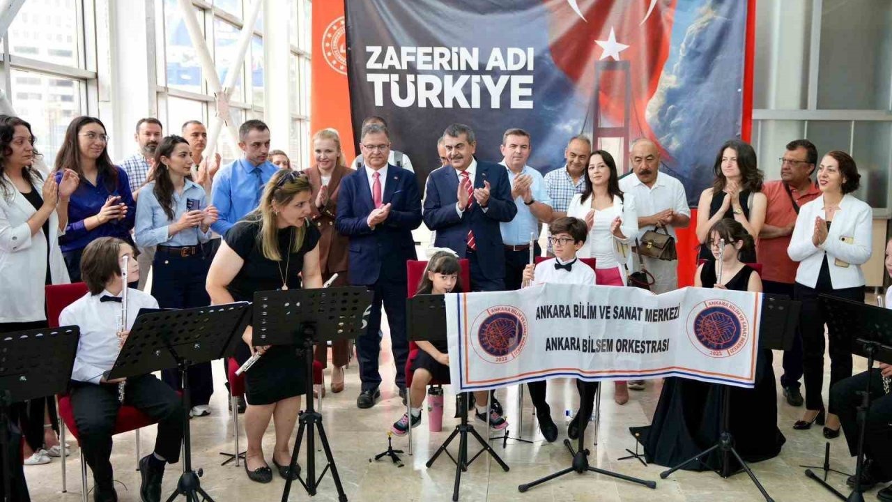 Bakan Tekin: "‘LGS’den pis koku geliyor’ diyorlar, o koku CHP’li belediyelerin rüşvetle yargılandıkları sürecin içerisinden geliyor"