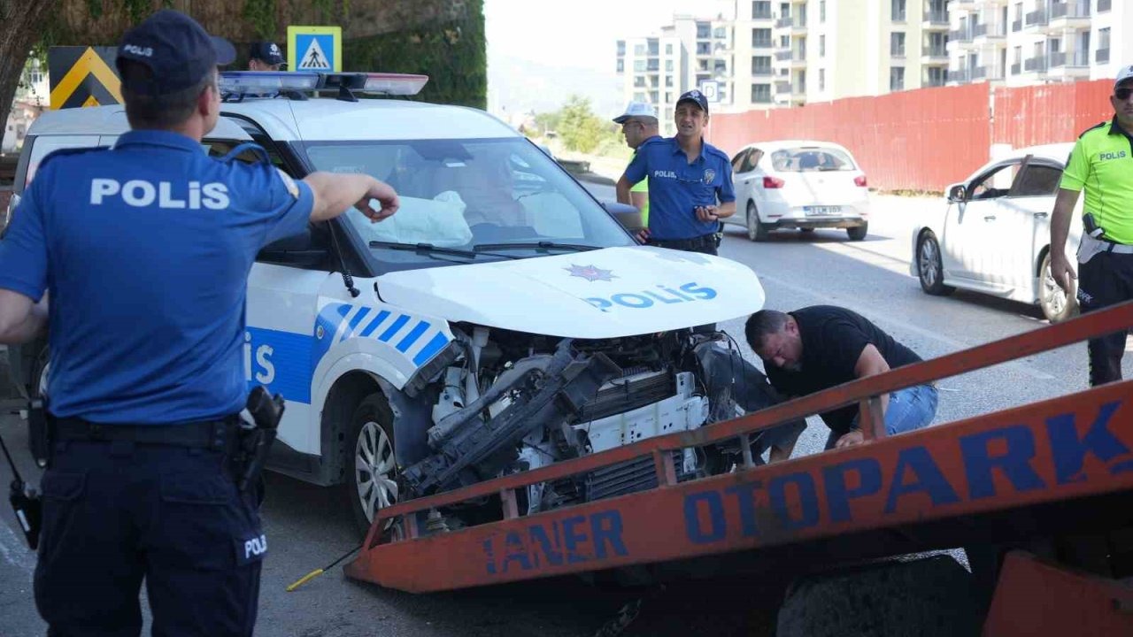 Trafik kazası ihbarına giden polis aracı ile otomobil çarpıştı: 4 yaralı