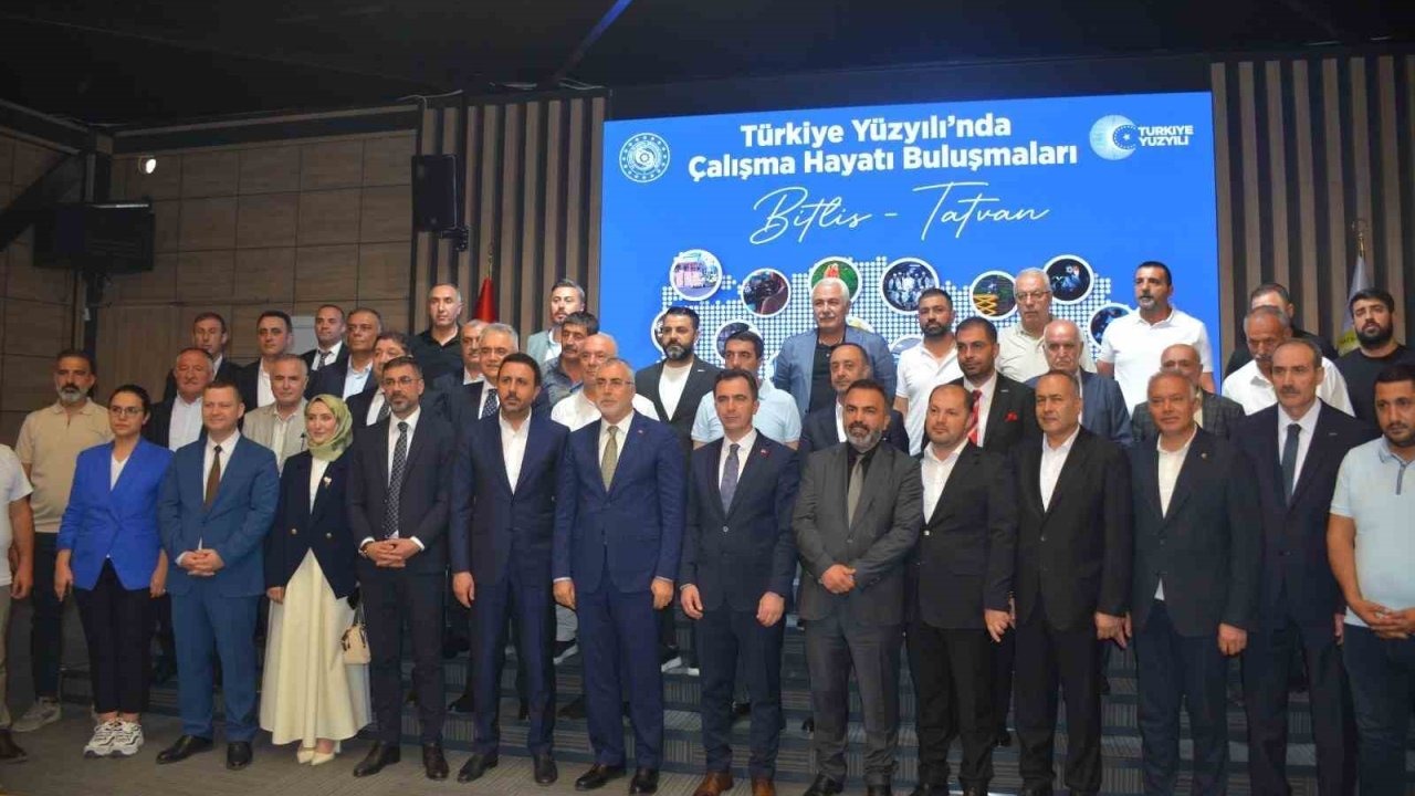 Bakan Işıkhan: "Bugün geleceğe umutla yürüyoruz"