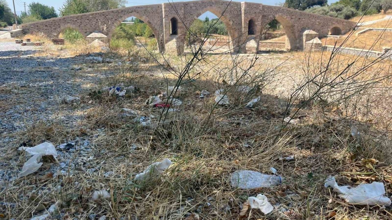Tarihi Yunan Köprüsü’ne çevre düzenlemesi istiyorlar