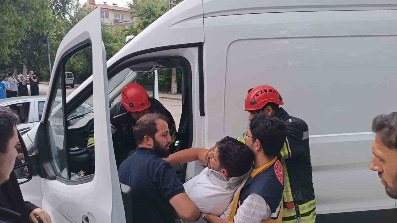 Araçta fenalaşan vatandaş kurtarıldı