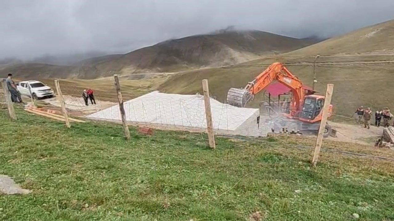Gümüşhane yaylalarında kaçak yapıların yıkımı kararlılıkla sürüyor