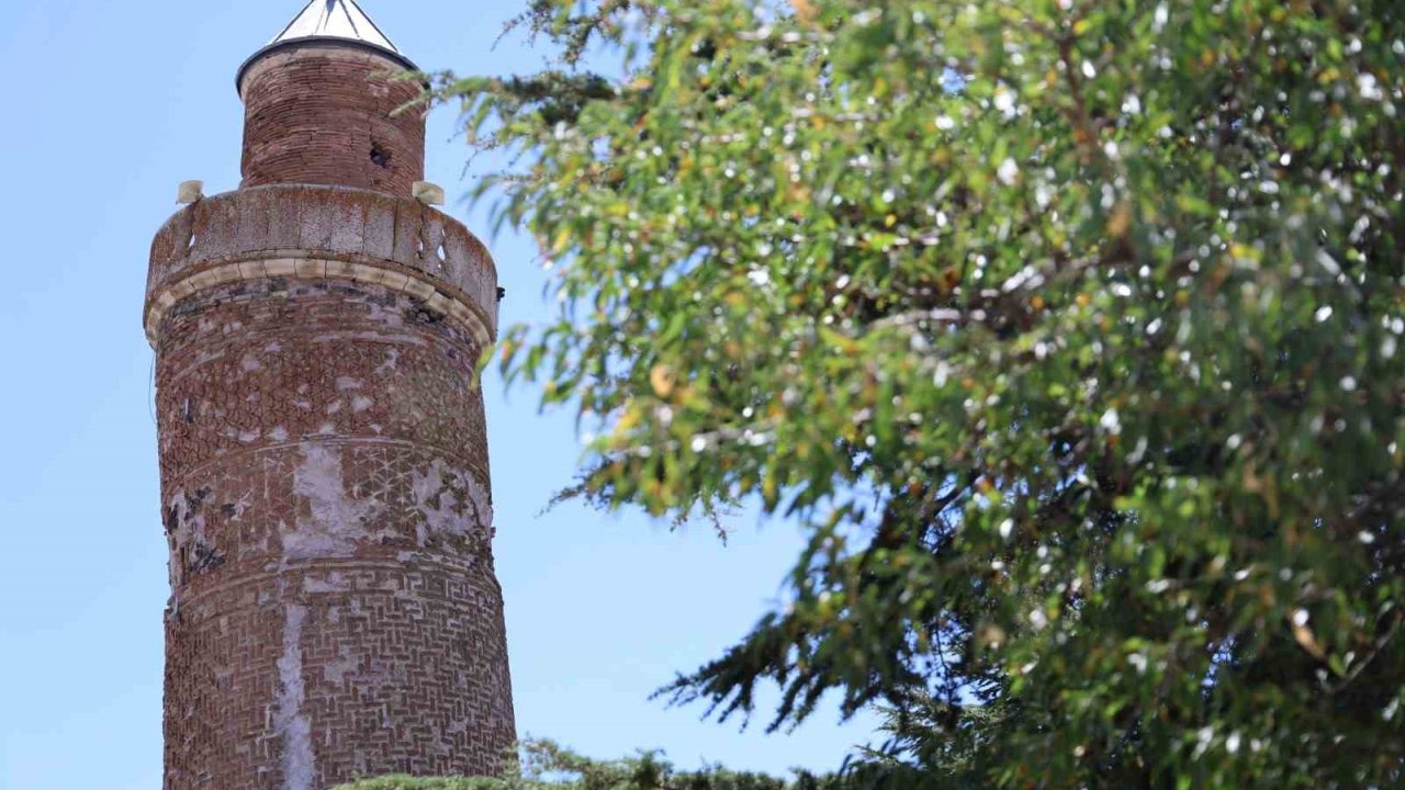 4 bin yıllık Harput’a gelenler, Pisa’dan daha eğri minareyi görünce şaşırıyor