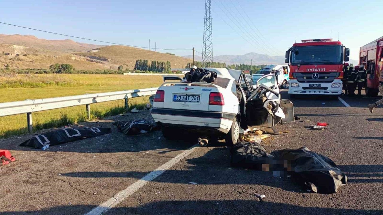 Erzurum’da iki araç kafa kafaya çarpıştı: 4 ölü