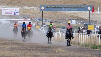 Erzurum’da rahvan at yarışları nefesleri kesti