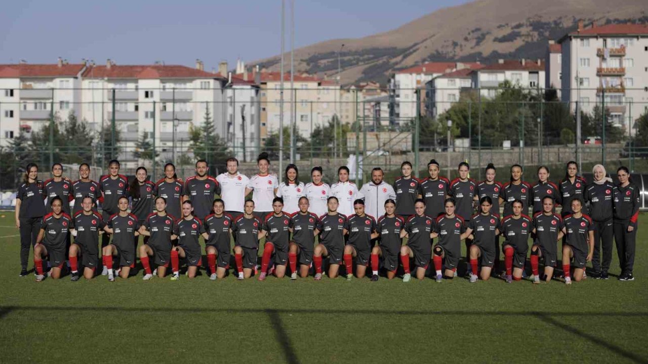 U17 Kız Millî Takımı’nın Erzurum hazırlık kampı sürüyor