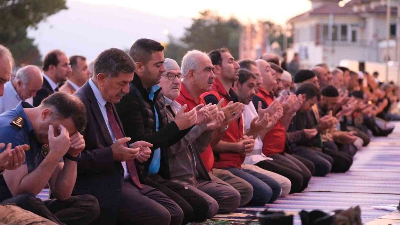 Erzincanlılar "Terzibaba Günü"nde sabah namazında buluştu