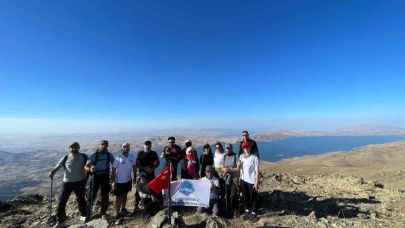 Türk Bayrağı Hazarbaba Dağı zirvesinde dalgalandı