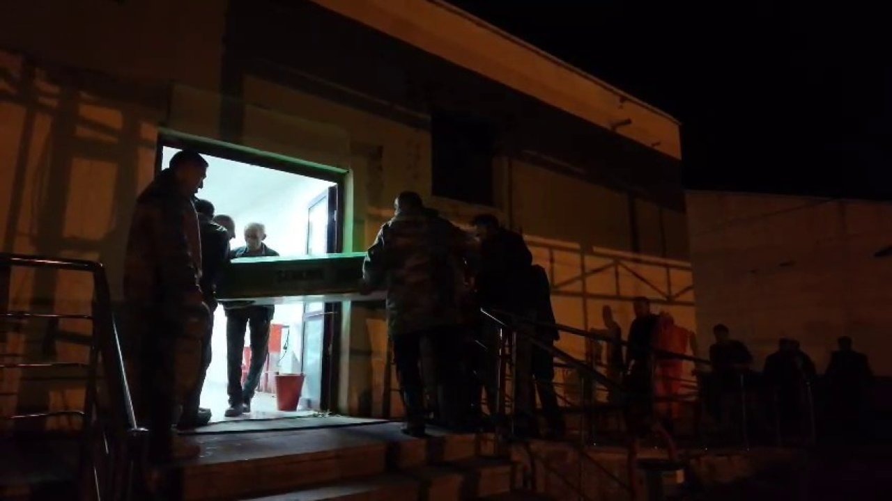 Üzerlerine düşen yıldırım, baba ve oğlunu hayattan kopardı