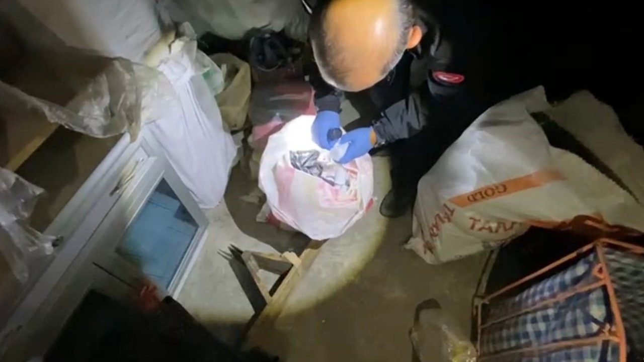 Polis çatı katındaki çuvallarda 15 bin uyuşturucu hap ele geçirdi