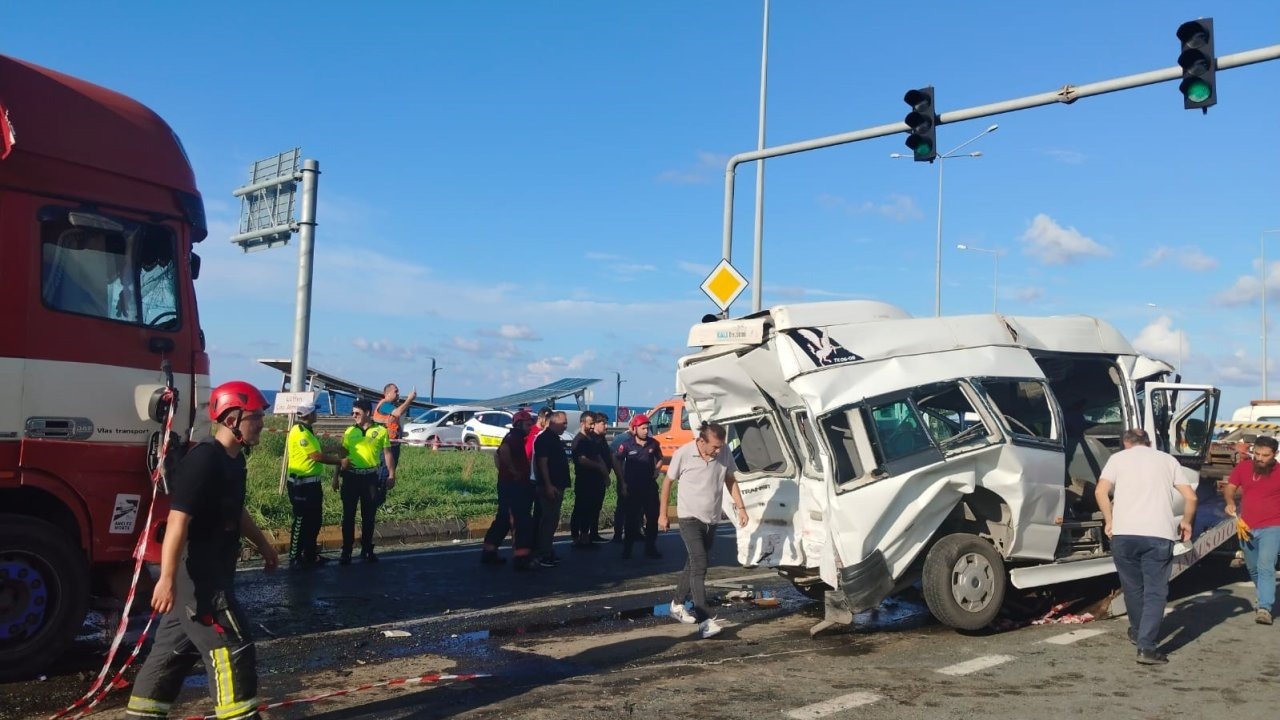 Trabzon’da trafik kazası: 15 yaralı