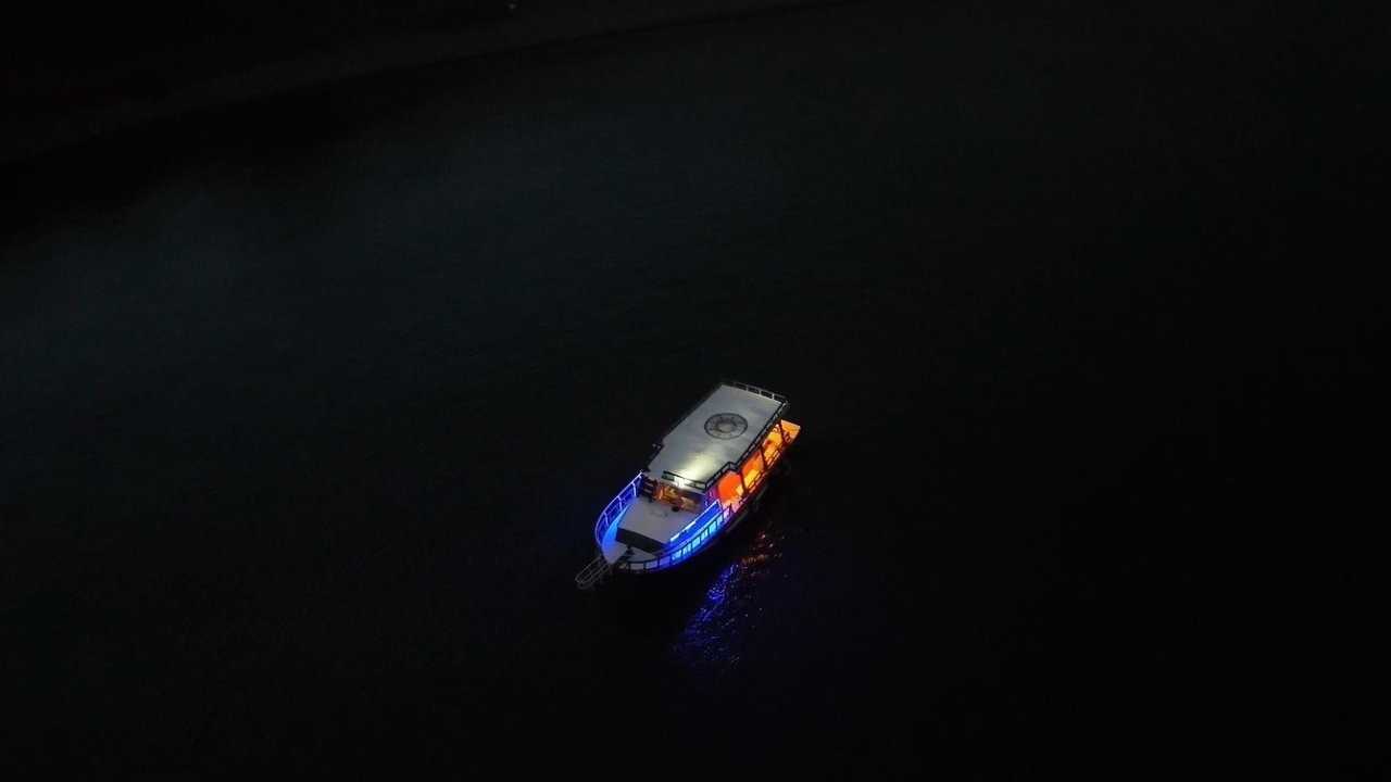 Hazar Gölü’nün gece görüntüleri İstanbul’u aratmadı