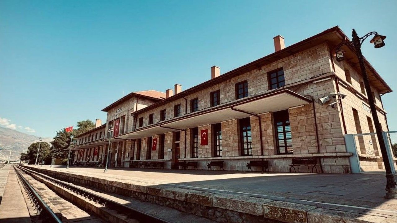 Bu gara ilk tren 1938 yılında ulaştı