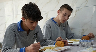 Bu lisede hem üretim hem eğitim yapılıyor