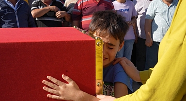 En zor veda: 4 ve 7 yaşındaki kardeşler babalarına son kez dokundu