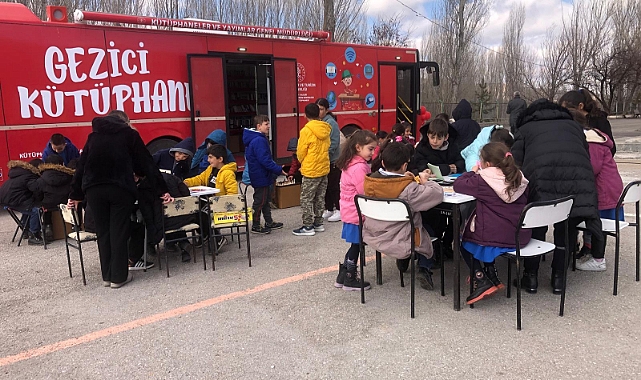 Gezici Kütüphane 3 gün Saray Bahçesinde, 1 gün köylerde