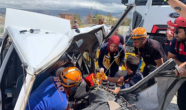Hurdaya dönen otomobilde sıkışan sürücü kurtarıldı