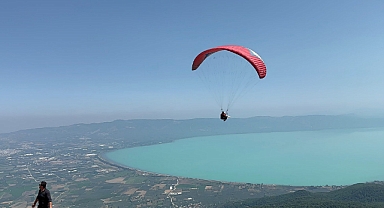 İznik Gölü turkuaza büründü, yamaç paraşütüne akın başladı