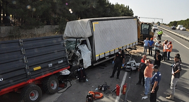 Kamyonet, buğday yüklü römorka arkadan çarptı: 3 ölü, 1 yaralı