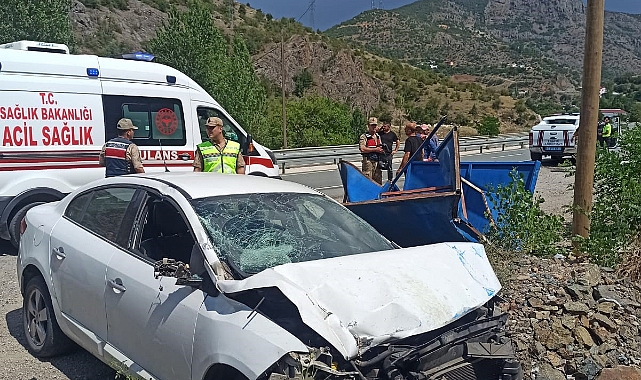 Otomobil otobüs durağına daldı: 3 yaralı