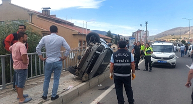 Takla atan araç kaldırımda yürüyen kadın ve çocuğa çarptı