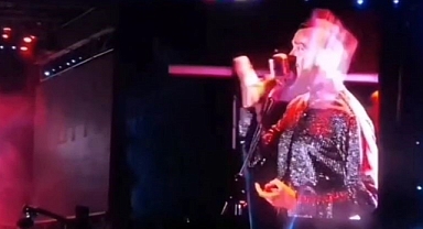 Van’da Cem Adrian’a çirkin saldırı