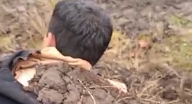 Yıldırımın çarptığı çocuklarını toprağa gömerek kurtardılar