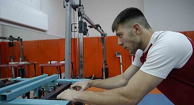 Bilek güreşini bırakmak üzereyken antrenörünün desteğiyle dünya sahnesine çıktı