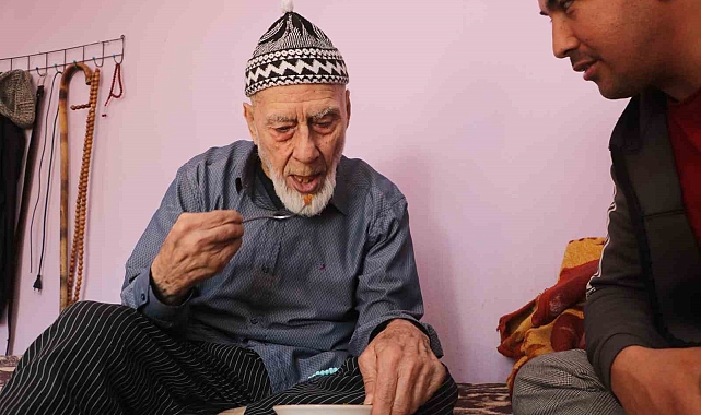 Covid- 19'da eşini kaybeden 103 yaşındaki yaşlı adam, doğal beslenerek yıllara meydan okuyor