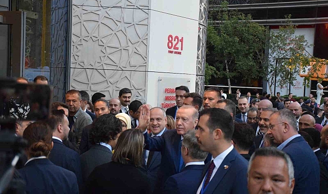Cumhurbaşkanı Erdoğan Türkevi'nin önünde yoğun ilgiyle karşılandı