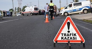 Kamyonla pikap çarpıştı: 2 ölü, 2 yaralı!