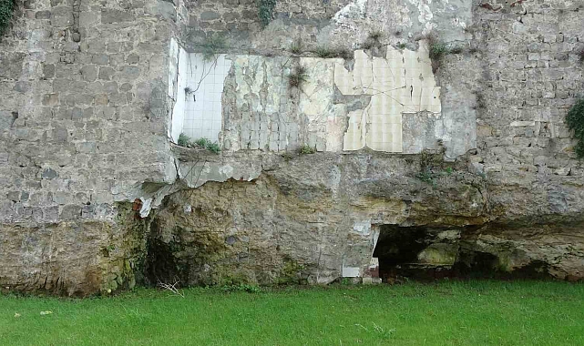 Surlardaki fayansları temizlemek için harekete geçildi