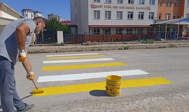 Yaya geçidi çizgileri boyandı, trafik işaret levhaları yenilendi