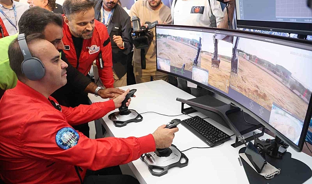 Bakan Kacır, 5G teknolojisi ile 800 kilometre uzaklıktaki ekskavatörü kumanda etti