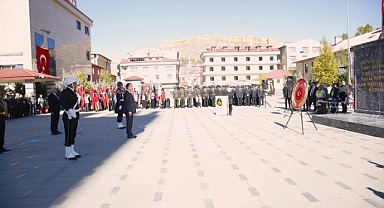 Bayburt'ta 29 Ekim kutlamaları çelenk sunumuyla başladı