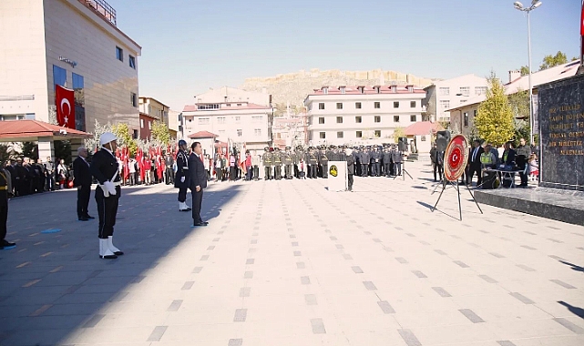 Bayburt'ta 29 Ekim kutlamaları çelenk sunumuyla başladı