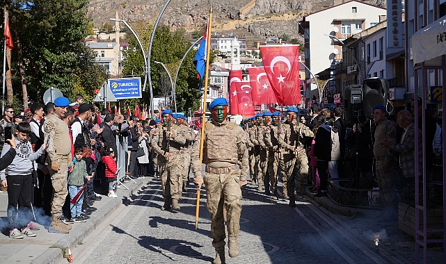 Cumhuriyet Bayramı kutlamasına komandoların gösterisi damga vurdu