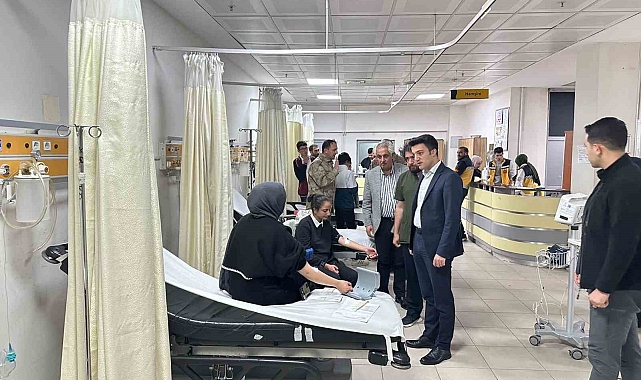 Horasan'da öğrenci servisi ile kamyonet çarpıştı: 8 yaralı
