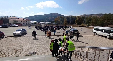 Öğrencilere afet eğitimi verilerek tatbikat yapıldı