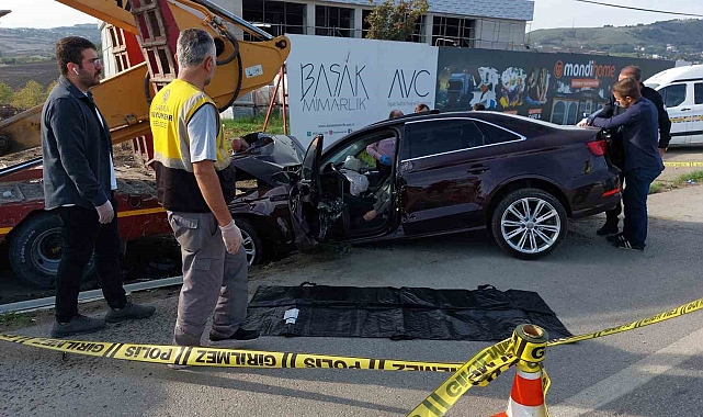 Otomobil park halindeki iş makinesi yüklü tıra çarptı, 70 yaşındaki sürücü öldü