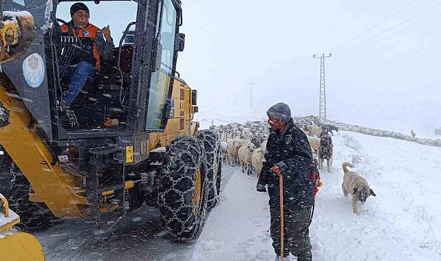 Yaylada sürüsü ile kara yakalanan çobanın imdadına Büyükşehir ekipleri yetişti