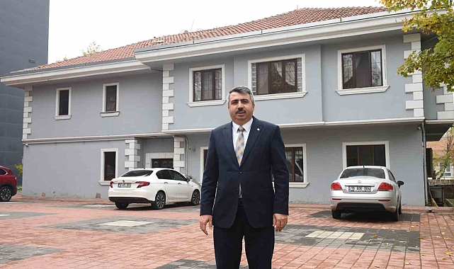 Başkanlık konutunu yıkıp çocuklar için spor tesisi yapıyor