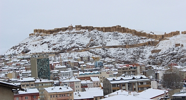 Beyaza bürünen Bayburt, güne kar yağışıyla uyandı