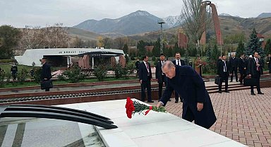 Cumhurbaşkanı Erdoğan, Kırgızistan'da Ata Beyit Anıtı'nı ve Cengiz Aytmatov'un kabrini ziyaret etti